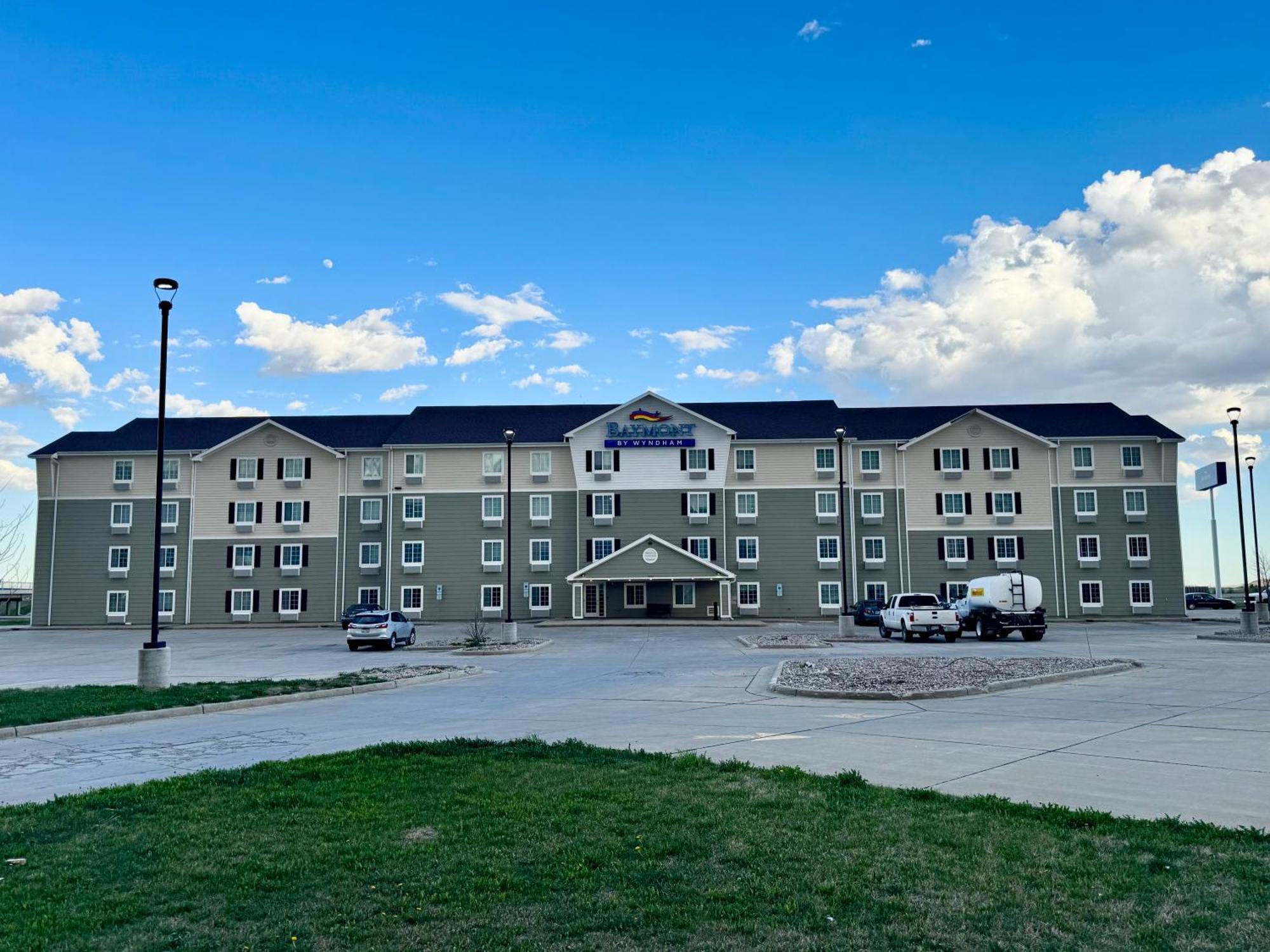 Baymont By Wyndham Dickinson Hotel Exterior photo