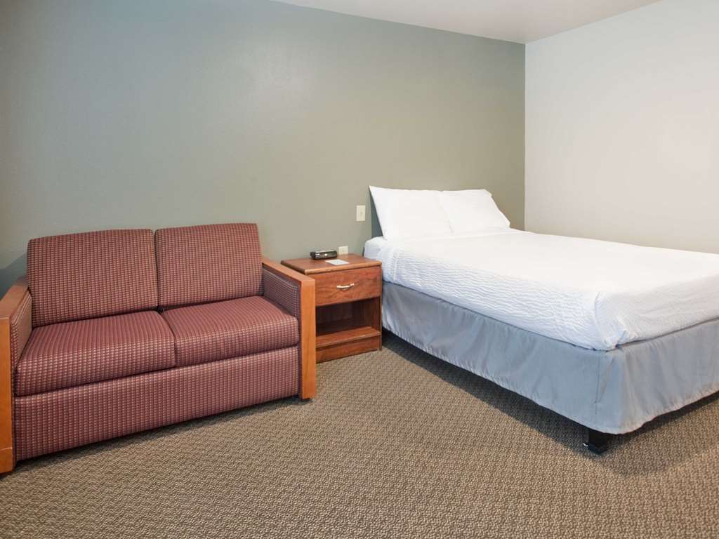 Baymont By Wyndham Dickinson Hotel Room photo
